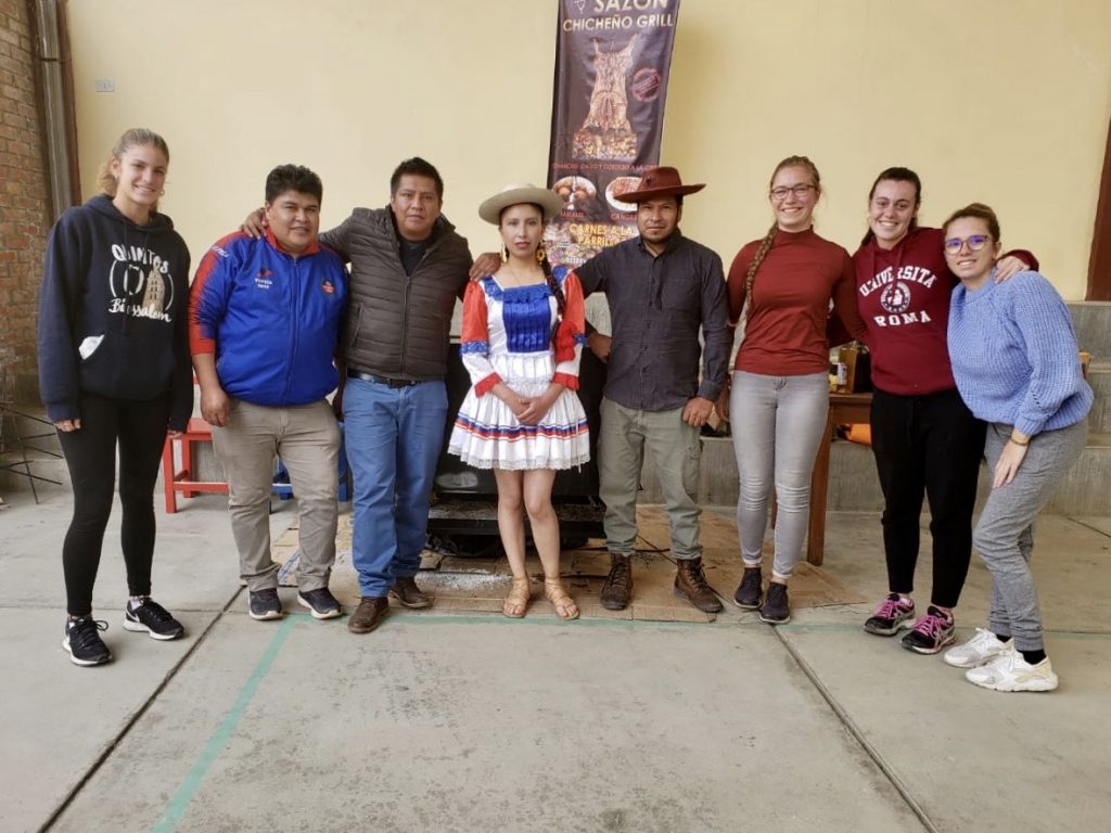 Isabel, María y Marian colaboran en la organización de la kermesse de El Alto