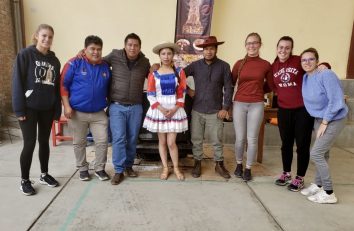 Isabel, María y Marian colaboran en la organización de la kermesse de El Alto