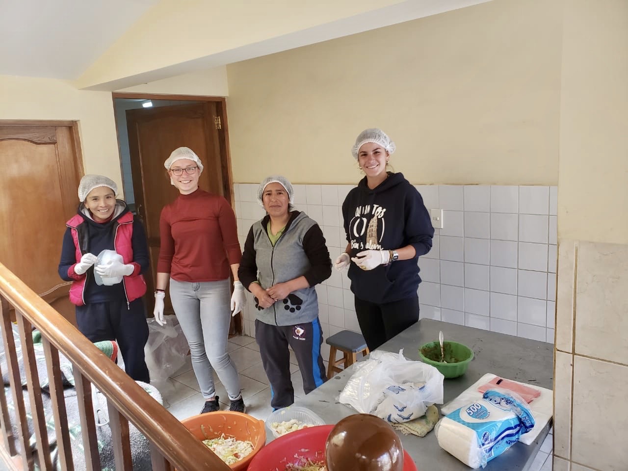 Isabel, María y Marian colaboran en la organización de la kermesse de El Alto