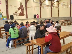 Isabel, María y Marian colaboran en la organización de la kermesse de El Alto
