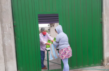 Entrega de desayunos en el proyecto de El Milagro, Trujillo (Perú)