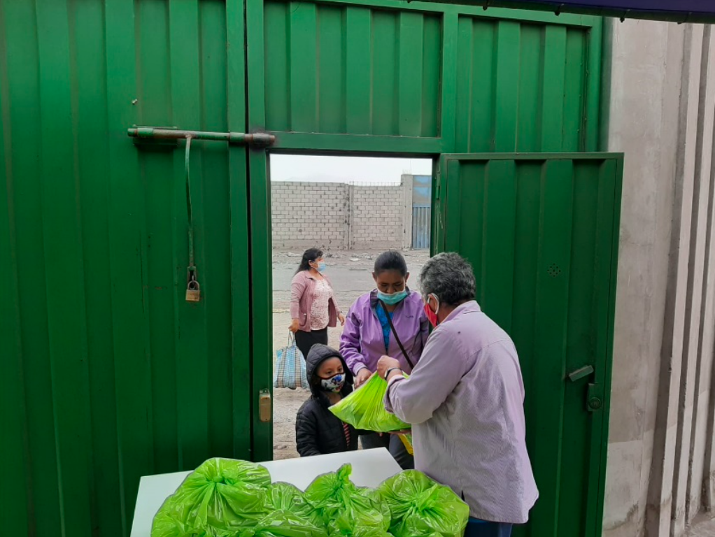 Entrega de desayunos en el proyecto de El Milagro, Trujillo (Perú)