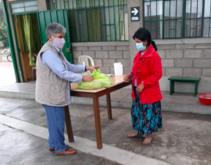 Entrega de desayunos en el proyecto de El Milagro, Trujillo (Perú)