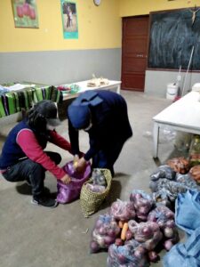 Entrega de alimentos en el Centro Integral San Francisco de Asís de La Paz (Bolivia)
