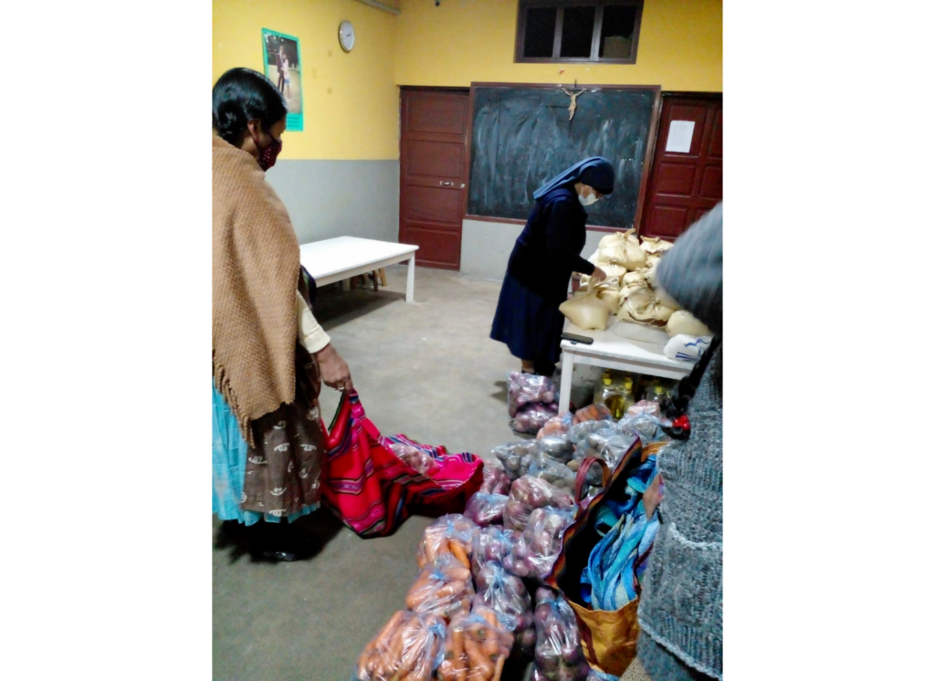 Entrega de alimentos en el Centro Integral San Francisco de Asís de La Paz (Bolivia)