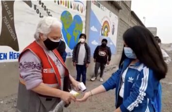 Cuidando la higiene en el Colegio “Toni Real Vicens”, Trujillo (Perú)