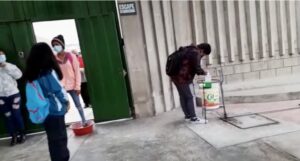 Cuidando la higiene en el Colegio “Toni Real Vicens”, Trujillo (Perú)