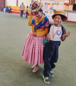 Dos estudiantes del Centro de Educación Infantil San Francisco de Asís celebran los 30 años de la Asociación San Francisco de Asís de El Alto.