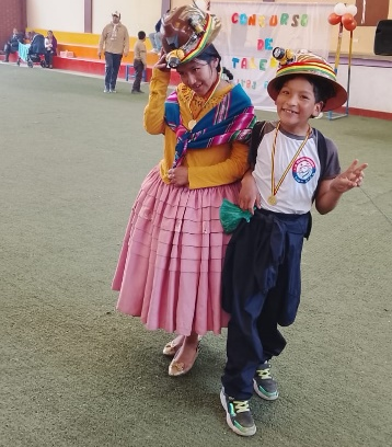 Dos estudiantes del Centro de Educación Infantil San Francisco de Asís celebran los 30 años de la Asociación San Francisco de Asís de El Alto.